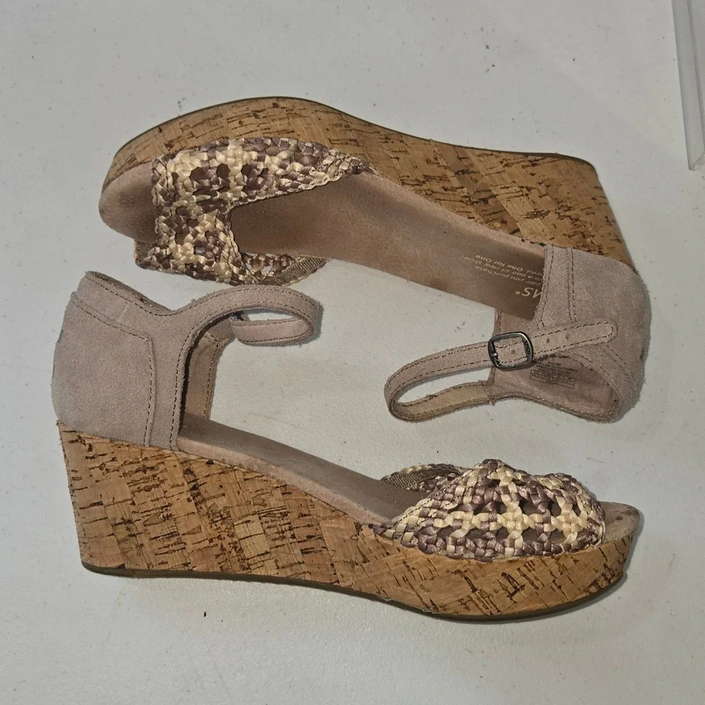 TOMS Womens Taupe Suede Woven Cork Wedge Sandals Ankle Strap Heel Size 8 AC603
